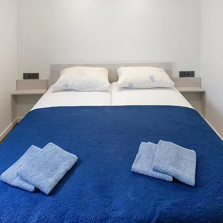 By The Sea - 23753 فير