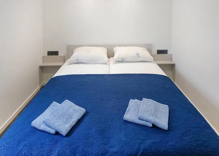 By The Sea - 23753 فير